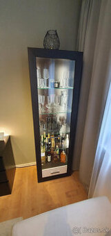 Predám Modernú Vytrínu z Osvetlením.