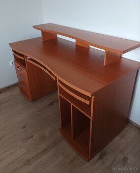 Stôl pracovný
