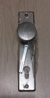 Štít na dvere s guľou