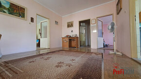 PREDAJ 4 izbový rodinný dom v meste Šurany. Výmera 766 m2. - 1