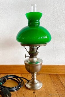 Stará cínová lampa ve stylu petrolejky