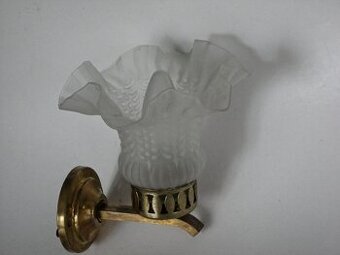 Nástenné svietidlo s tienidlom.