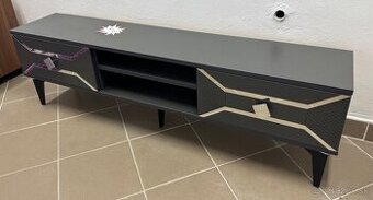 TV stolík – moderný dizajn, 150 × 30 cm