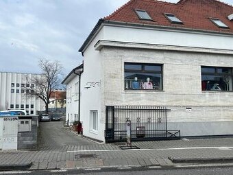 Parkovanie v starom meste Nitra.