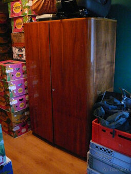 2 starožitné skriňe