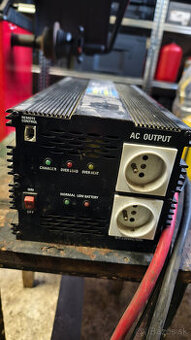 Výkonný menič napätia 12V / 230V - 2500W Autolamp (s káblami