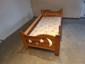 Drevená detská posteľ.