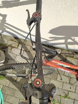 Bicykel s detskou sedackou cerveny