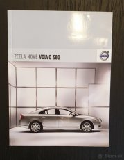 Prospekty a časopisy (Audi, Toyota, Volvo...)