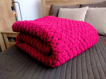 Velka puffy prikryvka, deka FUCHSIA