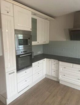 Bílá kuchyně se zánovními spotřebiči, 4805