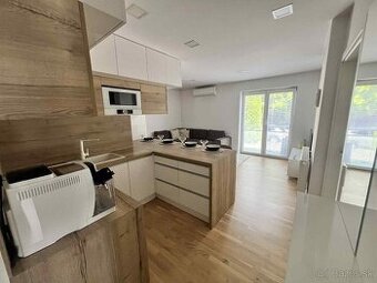Luxusný 3 izbový byt s balkónom a garážou na PREDAJ