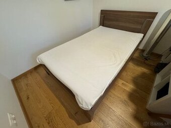 Drevená postel s matracom