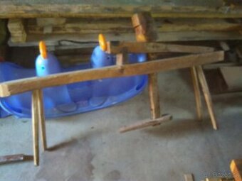 Drevená lavica na výrobu šindlí