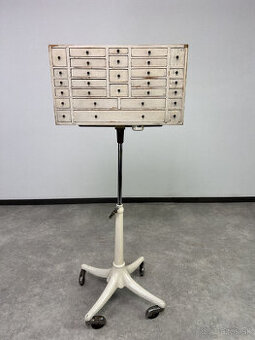 dizajnová skrinka so šuplíkmi Zubný laborant 1930 - 1