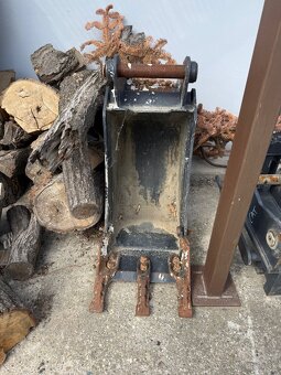 Podkopova lopata 400 mm na traktorbager Caterpillar