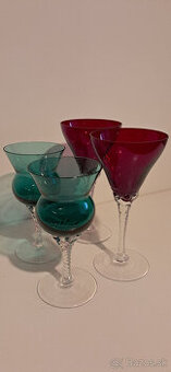 Predam farebne pohare na vino aj šedé