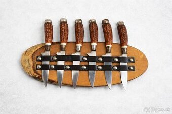 6ks malých nožíku na dřevěné podložce na zavěšení