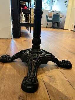 Masívny drevený stôl s liatinovou nohou – vintage / bistro š