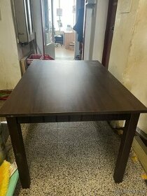 Kuchynský stôl hnedý
