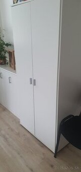 Biela skriňa s poličkou a priestorom na vešiaky