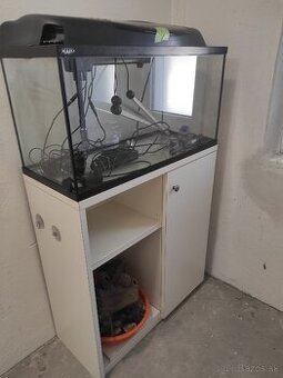 Robustná skrinka s akváriom a príslušenstvom...