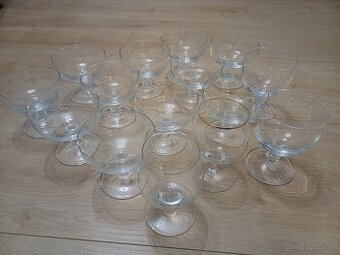 21 poharov sklenych