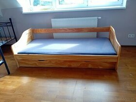 drevená posteľ