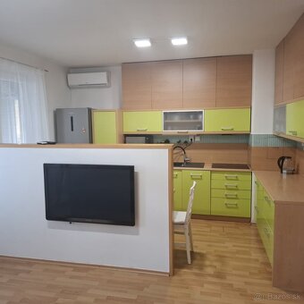 Most pri Bratislave moderný 2-izbový byt s klímou a balkónom