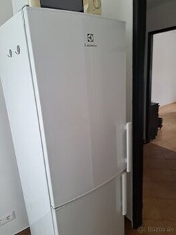 Predám chladnicku s mraznickou ELEKTROLUX - 1