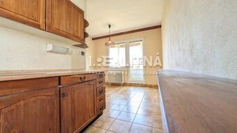 3-IZBOVÝ BYT S TROMI LOGGIAMI A BALKÓNOM, 81 M2, DETVA