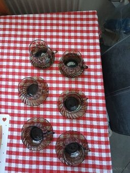 Šálky z hnedého skla