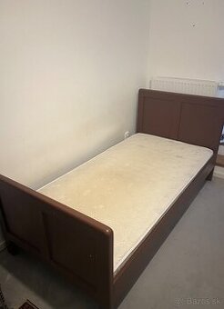 Stará drevená posteľ