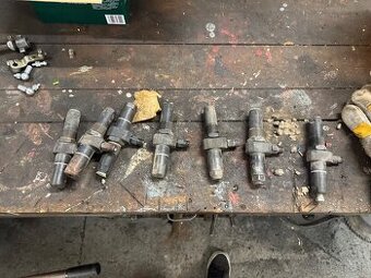 Predám držiaky trysiek na zetor 25