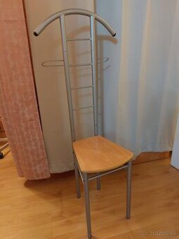 Nemý sluha-stolička na oblečenie