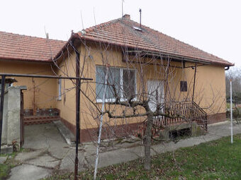 Na predaj 3– izbový rodinný dom v obci Strekov pri Štúrove.