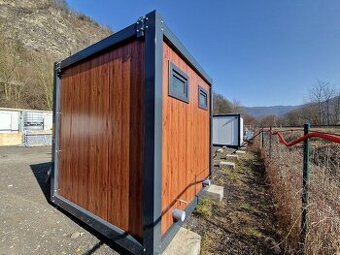 Sanitární kontajner o rozměru 2,4 x 2,4 m