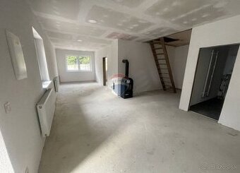 Rodinný dom v procese rekonštrukcie pred dokončením v Podbre