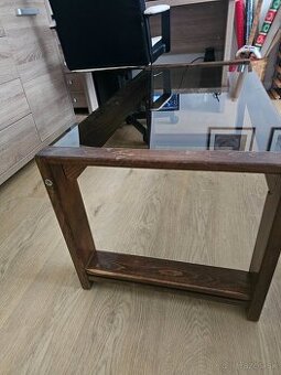 Skoro historický konferenčný stolík