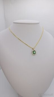 Zlatý náhrdelník so zeleným kameňom