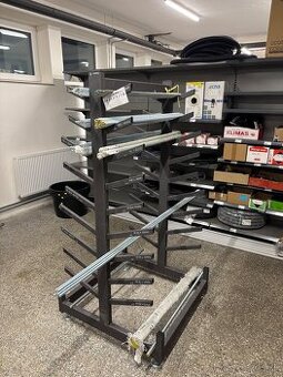 Stojan na závitové tyce