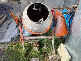 Predám malú stavebnú miešačku na 220V objem jeden furik