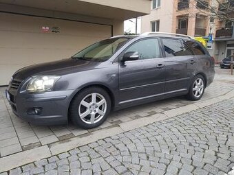 Toyota Avensis 2.2 D-4D (2008) – Garážované, 2 sady kolies
