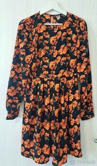 Oranžovo-čierne šaty