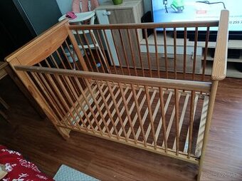 Detská drevená masívna postieľka