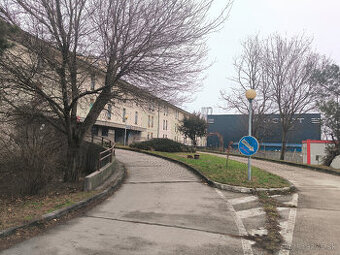Väčšia samost.uzatvárateľná garáž v parkovacom dome Jasovská