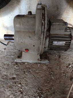 Elektromotor s prevodovkou