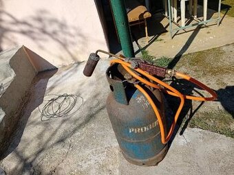 Predám plynovu bombu s horakomza 50 e. A pištol za 40e