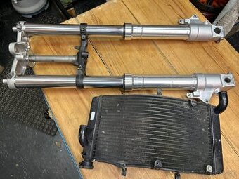 CBR 900 Predne teleskopy a chladic