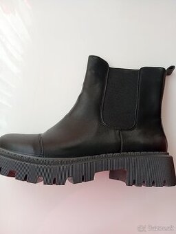 Dámske kotníkové čižmy.